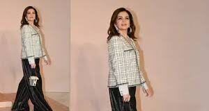 नीता अंबानी के ठाठ बेटी के आगे पड़े फीके, 12 लाख से भी महंगी ड्रेस पहन ईशा ने खींचा ध्यान नीता अंबानी अपनी बेटी ईशा अंबानी के साथ नीता मुकेश अंबानी कल्चरल सेंटर के आर्ट हाउस में पहुंचीं।