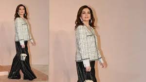 नीता अंबानी अपनी बेटी ईशा अंबानी के साथ नीता मुकेश अंबानी कल्चरल सेंटर के आर्ट हाउस में पहुंचीं।