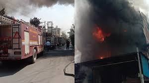 कुंडली स्थित फायर सब-स्टेशन को रात करीब ढ़ाई बजे सूचना मिली कि निफ्टेम के निकट स्थित कई औद्योगिक इकाइयों में आग लग गई है।