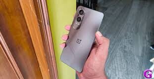 वेरिएंट के आधार पर फोन्स की कीमतों में 2000 रुपये तक बढ़ा गए हैं।