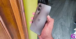 वेरिएंट के आधार पर फोन्स की कीमतों में 2000 रुपये तक बढ़ा गए हैं। वेरिएंट के आधार पर फोन्स की कीमतों में 2000 रुपये तक बढ़ा गए हैं।