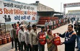 एलपीजी फेडरेशन के सदस्य सुभाष गर्ग ने कहा कि अब तक गैस की कमी के चलते ब्लैक में महंगी दरों पर सिलिंडर खरीदने को मजबूर थे।