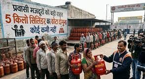 करनाल में हर एजेंसी को मिलेगा 35 छोटू सिलिंडर का कोटा: 5 किलो गैल की सप्लाई शुरू एलपीजी फेडरेशन के सदस्य सुभाष गर्ग ने कहा कि अब तक गैस की कमी के चलते ब्लैक में महंगी दरों पर सिलिंडर खरीदने को मजबूर थे।