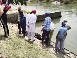 पानीपत में मिली स्कूटी के पास से पुलिस को एक लाइसेंसी रिवाल्वर और चार कारतूस मिला। पानीपत में मिली स्कूटी के पास से पुलिस को एक लाइसेंसी रिवाल्वर और चार कारतूस मिला।