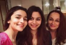 हेश भट्ट की बेटी और आलिया भट्ट की बहन शाहीन ने अपने बॉयफ्रेंड ईशान से सगाई कर ली है।