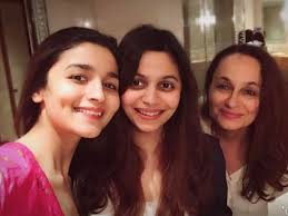 हेश भट्ट की बेटी और आलिया भट्ट की बहन शाहीन ने अपने बॉयफ्रेंड ईशान से सगाई कर ली है।