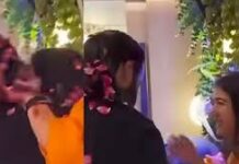 पति अनंत अंबानी के बर्थडे पर राधिका का दिखा संस्कारी रूप, गले में सुहाग की निशानी डाल पहना सिंपल सूट अनंत अंबानी के बर्थडे पर पत्नी राधिका मर्चेंट की सादगी ने सबका ध्यान खींच लिया।