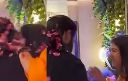 अनंत अंबानी के बर्थडे पर पत्नी राधिका मर्चेंट की सादगी ने सबका ध्यान खींच लिया।