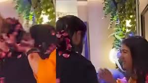 अनंत अंबानी के बर्थडे पर पत्नी राधिका मर्चेंट की सादगी ने सबका ध्यान खींच लिया। अनंत अंबानी के बर्थडे पर पत्नी राधिका मर्चेंट की सादगी ने सबका ध्यान खींच लिया।