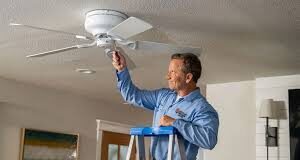 अगर आपका पंखा अचानक से चलते-चलते रुक गया है या फिर हिल रहा है तो ऐसी दिक्कतों के लिए मैकेनिक की जरूरत नहीं होती है।