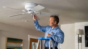 अगर आपका पंखा अचानक से चलते-चलते रुक गया है या फिर हिल रहा है तो ऐसी दिक्कतों के लिए मैकेनिक की जरूरत नहीं होती है।