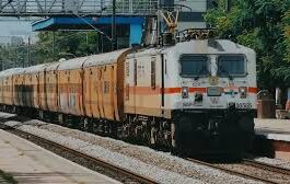 मथुरा से नई दिल्ली तक केवल दो शटल ट्रेनें चलती हैं।