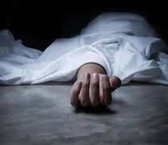 पुलिस ने शव को कब्जे में लेकर नागरिक अस्पताल भेज दिया है, जहां पोस्टमार्टम करवाया जाएगा।