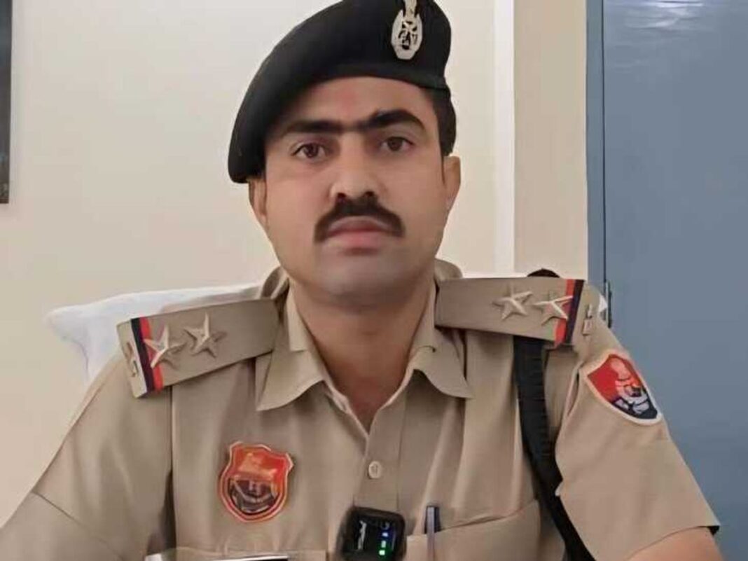 शिकायतकर्ता ने एसीबी को शिकायत देते हुए कहा कि वह एएसआई को रिश्वत नहीं देना चाहते हैं अगर उन्होंने रुपये नहीं दिया तो वह उनका काम रोक देगी। शिकायतकर्ता ने एसीबी को शिकायत देते हुए कहा कि वह एएसआई को रिश्वत नहीं देना चाहते हैं अगर उन्होंने रुपये नहीं दिया तो वह उनका काम रोक देगी।