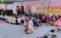 । इसके चलते शहर में डोर-टू-डोर कचरा उठाने का काम पूरी तरह ठप हो गया है।