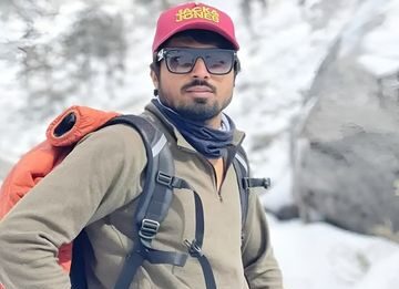 अभी तक माउंट एवरेस्ट पर 21 घंटे रुकने का वर्ल्ड रिकॉर्ड है जो नेपाल के बाबुश्री शेरपा के नाम है।