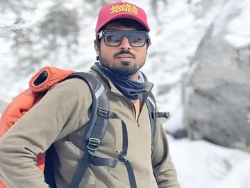 अभी तक माउंट एवरेस्ट पर 21 घंटे रुकने का वर्ल्ड रिकॉर्ड है जो नेपाल के बाबुश्री शेरपा के नाम है।