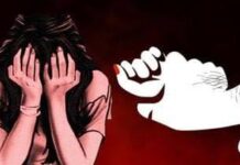 पत्नी की गला दबाकर हत्या का आरोप, बहन को फोन कर बोला- फिसलने से हुई मौत! पुलिस ने शव को कब्जे में लेकर पोस्टमार्टम के लिए सिविल अस्पताल जगाधरी की मोर्चरी में भिजवा दिया।