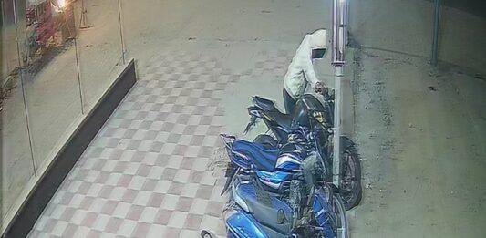 ढाबे से बाइक चोरी कर ठेके पर लूट, आरोपी आखिरकार पुलिस की गिरफ्त में! आरोपी अचानक काउंटर के भीतर घुस गया और उस पर हमला कर गल्ले से 15 हजार निकालकर ले गया।