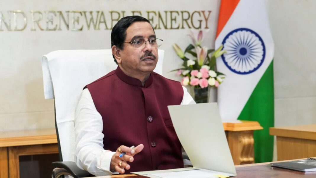 धर्मेंद्र प्रधान के इस्तीफे के बाद केंद्र सरकार ने प्रह्लाद जोशी को शिक्षा मंत्रालय का अतिरिक्त प्रभार सौंप दिया है धर्मेंद्र प्रधान के इस्तीफे के बाद केंद्र सरकार ने प्रह्लाद जोशी को शिक्षा मंत्रालय का अतिरिक्त प्रभार सौंप दिया है