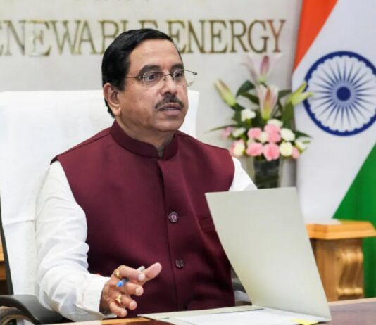 धर्मेंद्र प्रधान के इस्तीफे के बाद केंद्र सरकार ने प्रह्लाद जोशी को शिक्षा मंत्रालय का अतिरिक्त प्रभार सौंप दिया है