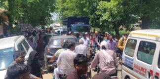 तबादलों से नाराज एंबुलेंस चालक और ईएमटी, फतेहाबाद में किया विरोध प्रदर्शन! उन्होंने संबंधित अधिकारियों से कर्मचारियों की समस्याओं को गंभीरता से लेते हुए तबादला आदेश वापस लेने या कर्मचारियों की सहमति के आधार पर समायोजन करने की मांग की है।