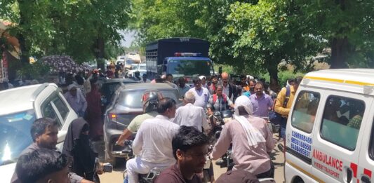 तबादलों से नाराज एंबुलेंस चालक और ईएमटी, फतेहाबाद में किया विरोध प्रदर्शन! उन्होंने संबंधित अधिकारियों से कर्मचारियों की समस्याओं को गंभीरता से लेते हुए तबादला आदेश वापस लेने या कर्मचारियों की सहमति के आधार पर समायोजन करने की मांग की है।