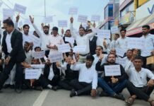 पंजाब-हरियाणा हाईकोर्ट बार एसोसिएशन के आह्वान पर जिला बार एसोसिएशन रोहतक ने कामकाज निलंबित रखा।