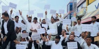 पेपर लीक और जंतर-मंतर लाठीचार्ज पर विपक्ष का हल्ला बोल, रोहतक में वकीलों की हड़ताल! पंजाब-हरियाणा हाईकोर्ट बार एसोसिएशन के आह्वान पर जिला बार एसोसिएशन रोहतक ने कामकाज निलंबित रखा।