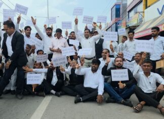 पेपर लीक और जंतर-मंतर लाठीचार्ज पर विपक्ष का हल्ला बोल, रोहतक में वकीलों की हड़ताल! पंजाब-हरियाणा हाईकोर्ट बार एसोसिएशन के आह्वान पर जिला बार एसोसिएशन रोहतक ने कामकाज निलंबित रखा।