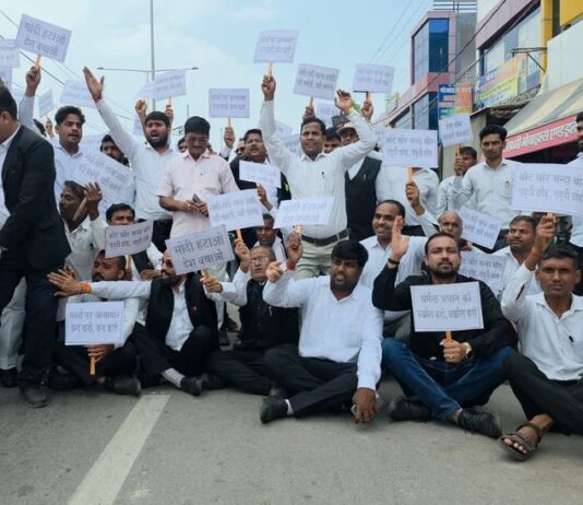 पंजाब-हरियाणा हाईकोर्ट बार एसोसिएशन के आह्वान पर जिला बार एसोसिएशन रोहतक ने कामकाज निलंबित रखा।