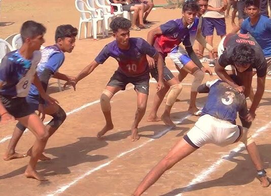 गांव चंद्रावल में आयोजित 45 किलो वर्ग कबड्डी प्रतियोगिता में गालड़ गांव की टीम ने 21 अंक हासिल कर खिताब अपने नाम किया।