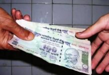 एसीबी की टीम ने इंस्पेक्टर मनमोहन सिंह के नेतृत्व में कार्रवाई करते हुए आरोपी पुलिसकर्मी को कोर्ट परिसर के बाहर से पकड़ा है।