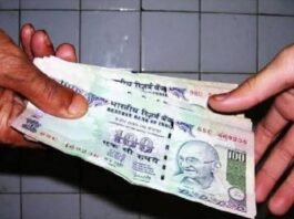 एसीबी की टीम ने इंस्पेक्टर मनमोहन सिंह के नेतृत्व में कार्रवाई करते हुए आरोपी पुलिसकर्मी को कोर्ट परिसर के बाहर से पकड़ा है।