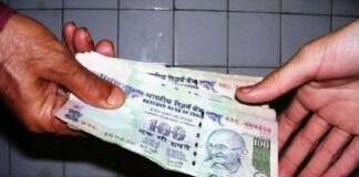 एसीबी की टीम ने इंस्पेक्टर मनमोहन सिंह के नेतृत्व में कार्रवाई करते हुए आरोपी पुलिसकर्मी को कोर्ट परिसर के बाहर से पकड़ा है।