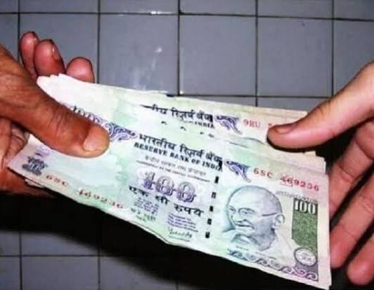 एसीबी की टीम ने इंस्पेक्टर मनमोहन सिंह के नेतृत्व में कार्रवाई करते हुए आरोपी पुलिसकर्मी को कोर्ट परिसर के बाहर से पकड़ा है।