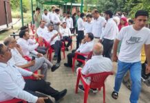 प्रदर्शन में मौजूद वकीलों ने कहा कि 20 जुलाई 2026 को दिल्ली में संसद की ओर मार्च कर रहे देशभर के छात्रों पर पुलिस द्वारा किए गए कथित लाठीचार्ज और अत्यधिक बल प्रयोग की कड़ी आलोचना की गई