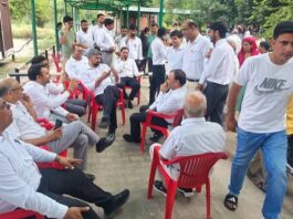 प्रदर्शन में मौजूद वकीलों ने कहा कि 20 जुलाई 2026 को दिल्ली में संसद की ओर मार्च कर रहे देशभर के छात्रों पर पुलिस द्वारा किए गए कथित लाठीचार्ज और अत्यधिक बल प्रयोग की कड़ी आलोचना की गई