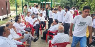 छात्रों पर लाठीचार्ज के खिलाफ रतिया बार एसोसिएशन का विरोध, राष्ट्रपति से की बड़ी अपील! प्रदर्शन में मौजूद वकीलों ने कहा कि 20 जुलाई 2026 को दिल्ली में संसद की ओर मार्च कर रहे देशभर के छात्रों पर पुलिस द्वारा किए गए कथित लाठीचार्ज और अत्यधिक बल प्रयोग की कड़ी आलोचना की गई