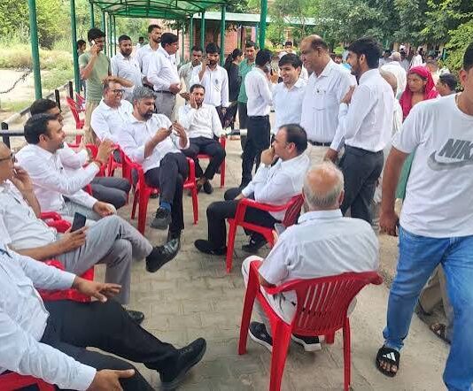 प्रदर्शन में मौजूद वकीलों ने कहा कि 20 जुलाई 2026 को दिल्ली में संसद की ओर मार्च कर रहे देशभर के छात्रों पर पुलिस द्वारा किए गए कथित लाठीचार्ज और अत्यधिक बल प्रयोग की कड़ी आलोचना की गई