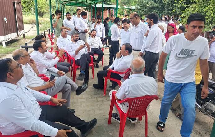 प्रदर्शन में मौजूद वकीलों ने कहा कि 20 जुलाई 2026 को दिल्ली में संसद की ओर मार्च कर रहे देशभर के छात्रों पर पुलिस द्वारा किए गए कथित लाठीचार्ज और अत्यधिक बल प्रयोग की कड़ी आलोचना की गई प्रदर्शन में मौजूद वकीलों ने कहा कि 20 जुलाई 2026 को दिल्ली में संसद की ओर मार्च कर रहे देशभर के छात्रों पर पुलिस द्वारा किए गए कथित लाठीचार्ज और अत्यधिक बल प्रयोग की कड़ी आलोचना की गई