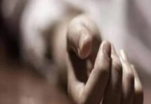 इसी तनाव के चलते उसने यह आत्मघाती कदम उठाया। नेहा अपने पीछे दो छोटे बच्चों को छोड़ गई है।