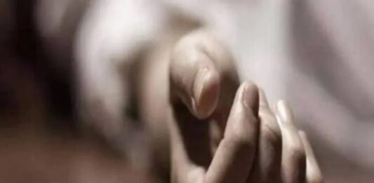 प्रेम विवाह का दर्दनाक अंत: 9 साल बाद महिला ने तेजाब पीकर की आत्महत्या, पति पर मारपीट के आरोप! इसी तनाव के चलते उसने यह आत्मघाती कदम उठाया। नेहा अपने पीछे दो छोटे बच्चों को छोड़ गई है।