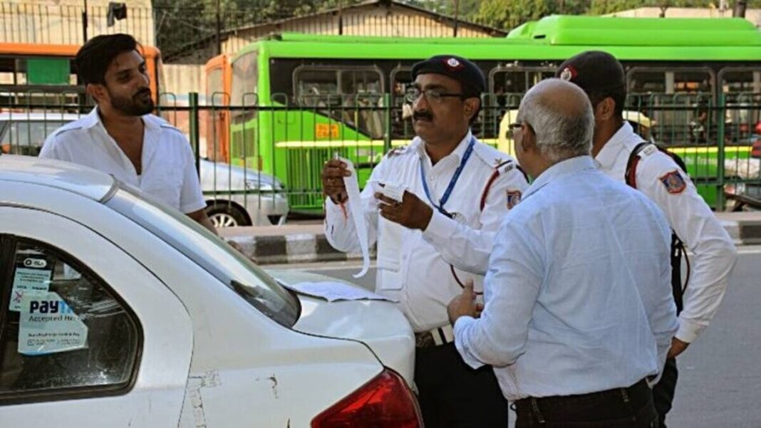 राजधानी की सड़कों पर गाड़ी चलाते हुए चालान कट गया, तो अब उसे जमा कराने के लिए ई-कोर्ट या लोक अदालत का चक्कर लगाने से राहत मिल सकती है।