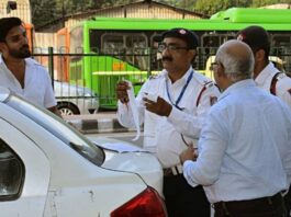 दिल्ली में पेंडिंग चालान निपटाने का बड़ा मौका, लोक अदालत में सुलझेंगे 2 करोड़ लंबित केस! राजधानी की सड़कों पर गाड़ी चलाते हुए चालान कट गया, तो अब उसे जमा कराने के लिए ई-कोर्ट या लोक अदालत का चक्कर लगाने से राहत मिल सकती है।
