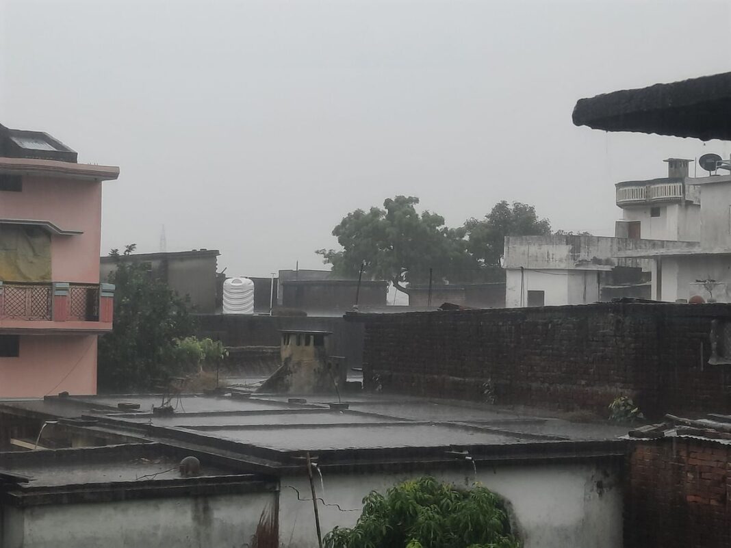 इससे लोगों को परेशानी झेलनी पड़ी। वहीं रात करीब साढ़े आठ बजे के बाद हुई बूंदाबांदी से मौसम खुशनुमा हुआ। इससे लोगों को परेशानी झेलनी पड़ी। वहीं रात करीब साढ़े आठ बजे के बाद हुई बूंदाबांदी से मौसम खुशनुमा हुआ।