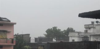 इससे लोगों को परेशानी झेलनी पड़ी। वहीं रात करीब साढ़े आठ बजे के बाद हुई बूंदाबांदी से मौसम खुशनुमा हुआ।