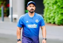 टी दिलीप के बाद अब किसकी बारी? टीम इंडिया के इस सदस्य पर लटकी समीक्षा की तलवार! जैसे खिलाड़ी इंजरी या फिटनेस क्लीयरेंस के मुद्दों के कारण टीम से बाहर हैं।