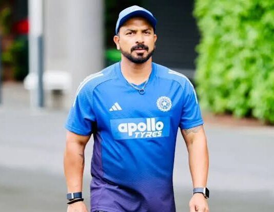 जैसे खिलाड़ी इंजरी या फिटनेस क्लीयरेंस के मुद्दों के कारण टीम से बाहर हैं।