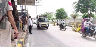 हांसी में किसान-पुलिस टकराव के बाद बढ़ा तनाव, जीवन के पिता हिरासत में; टोल कमेटियों ने दी सड़क जाम की चेतावनी! मुख्य आरोपी रमेश पर 50 हजार रुपए का इनाम घोषित किया है। रमेश की गिरफ्तारी के लिए ही किसानों ने प्रदर्शन किया।